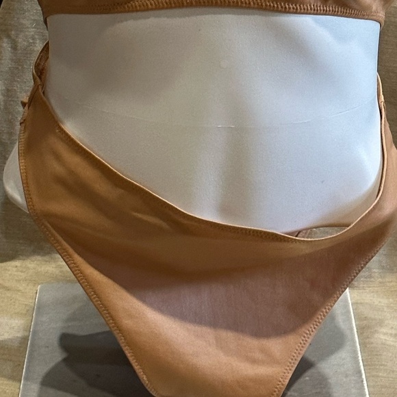 Nwt 🌺 SKIMS WET JERSEY CUTOUT BODYSUIT Sz XL - Ochre - Picture 5 of 6